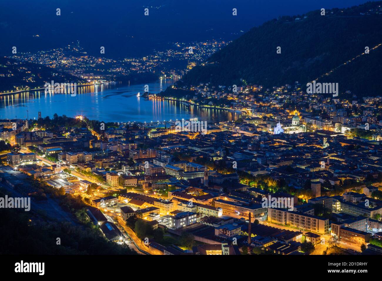 Como - das Panorama der Stadt und des Comer Sees in der Abenddämmerung. Stockfoto