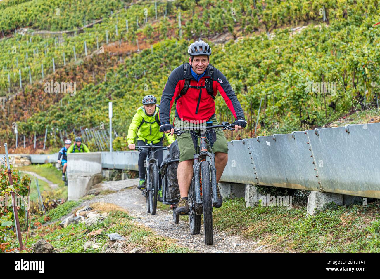 Mountainbiker treffen sich bei den suonen Wanderungen im Schweizer Wallis, Savièse, Schweiz Stockfoto