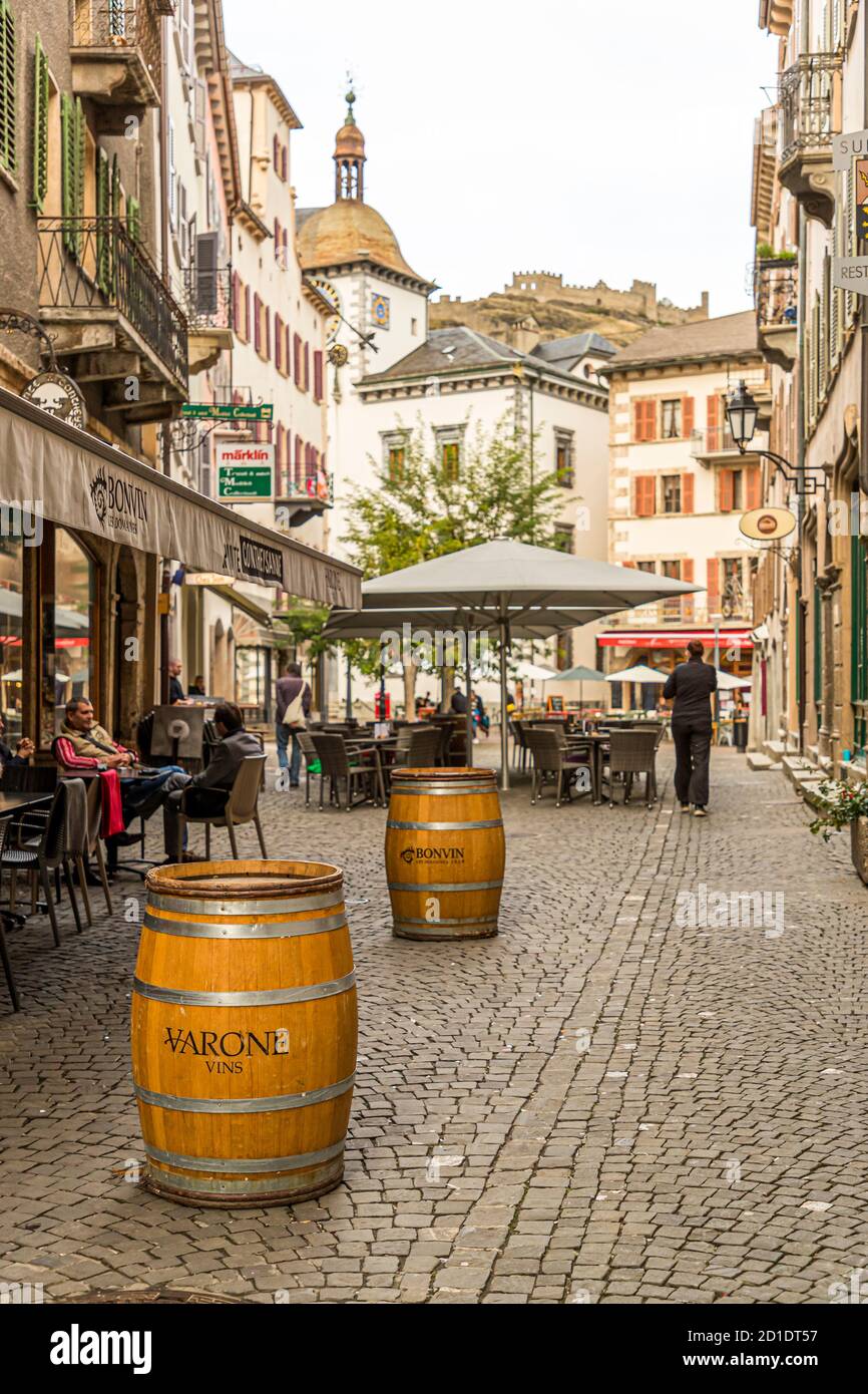 Sion, Schweiz. Sion ist die kantonale Hauptstadt des Wallis und auch unter dem deutschen Namen Sitten bekannt. Über dem Stadtturm befinden sich die Schlösser Valère und Tourbillon in Sion, Schweiz Stockfoto