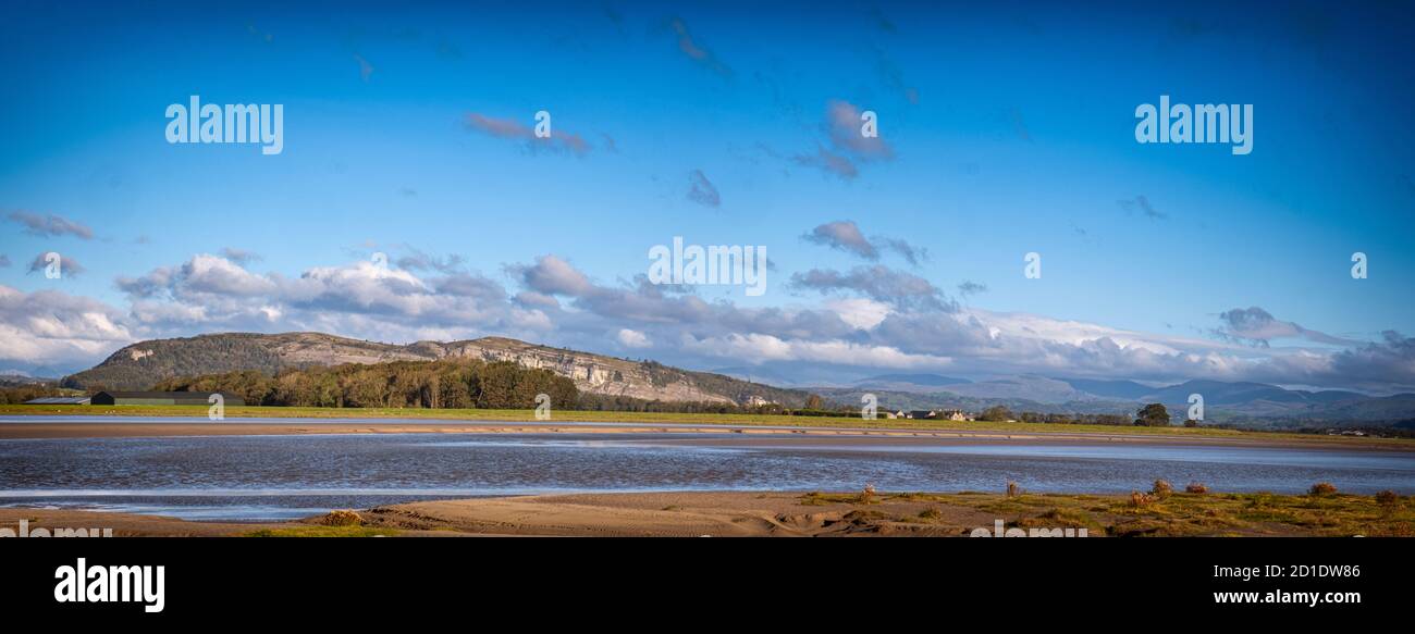 Blick über die Kent Mündung von Sandside in Richtung Whitbarrow Scar und den Lakeland Fells. Stockfoto