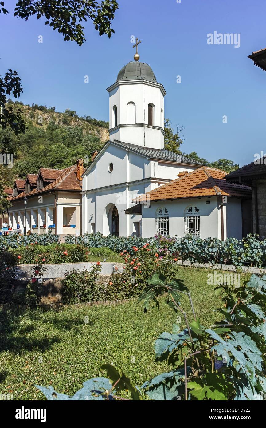 Belgrad, SERBIEN - 13. AUGUST 2019: Das mittelalterliche Rakovica-Kloster in der Nähe von Belgrad, Serbien Stockfoto