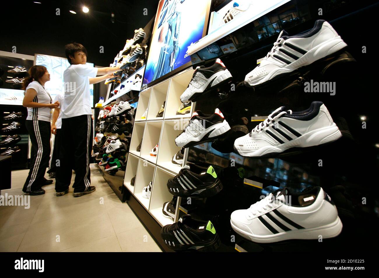 Die Mitarbeiter organisieren Schuhe am neuen und weltweit größte Adidas  Brand Center Store in Peking 3. Juli 2008. Adidas wird die weltweit größte  Adidas Store mit einer Größe von 3.170 Quadratmetern und
