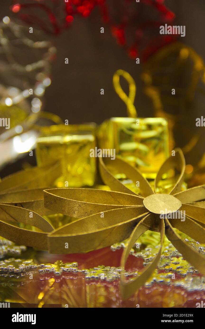 Detail der Weihnachtsdekoration Elemente aus Gold Farbe in der Form von Sternen und kleinen Geschenken mit Kopierraum Stockfoto