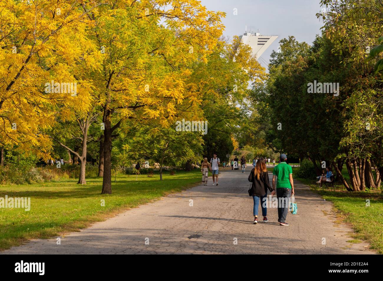 Montreal, CA - 26. September 2020: Menschen genießen einen warmen Herbsttag im Botanischen Garten Stockfoto