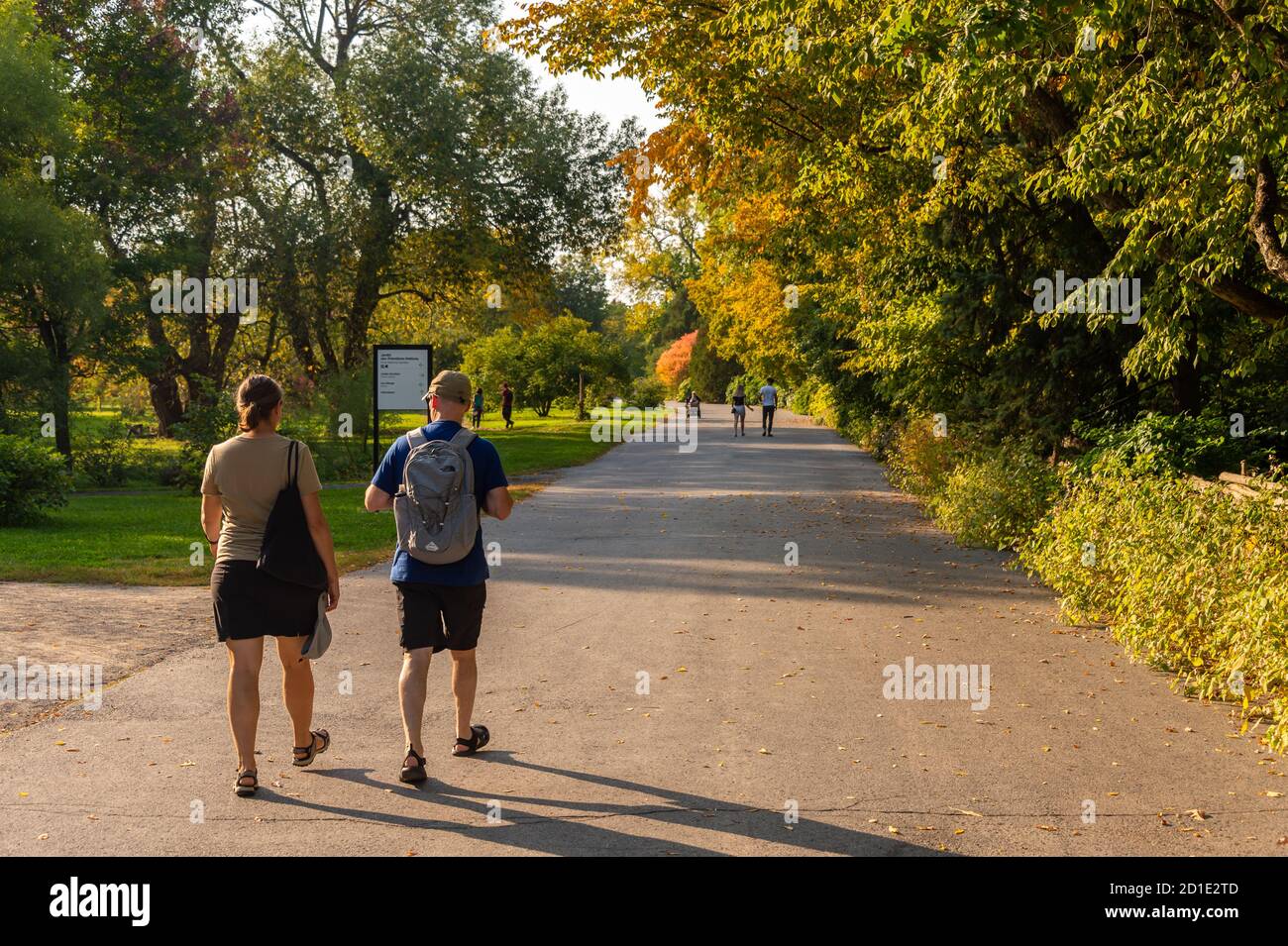 Montreal, CA - 26. September 2020: Menschen genießen einen warmen Herbsttag im Botanischen Garten Stockfoto