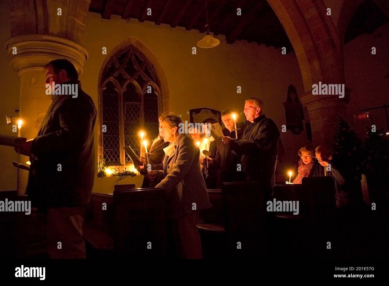 Weihnachtslieder von Candlelight in einer Lincolnshire Kirche Großbritannien Stockfoto