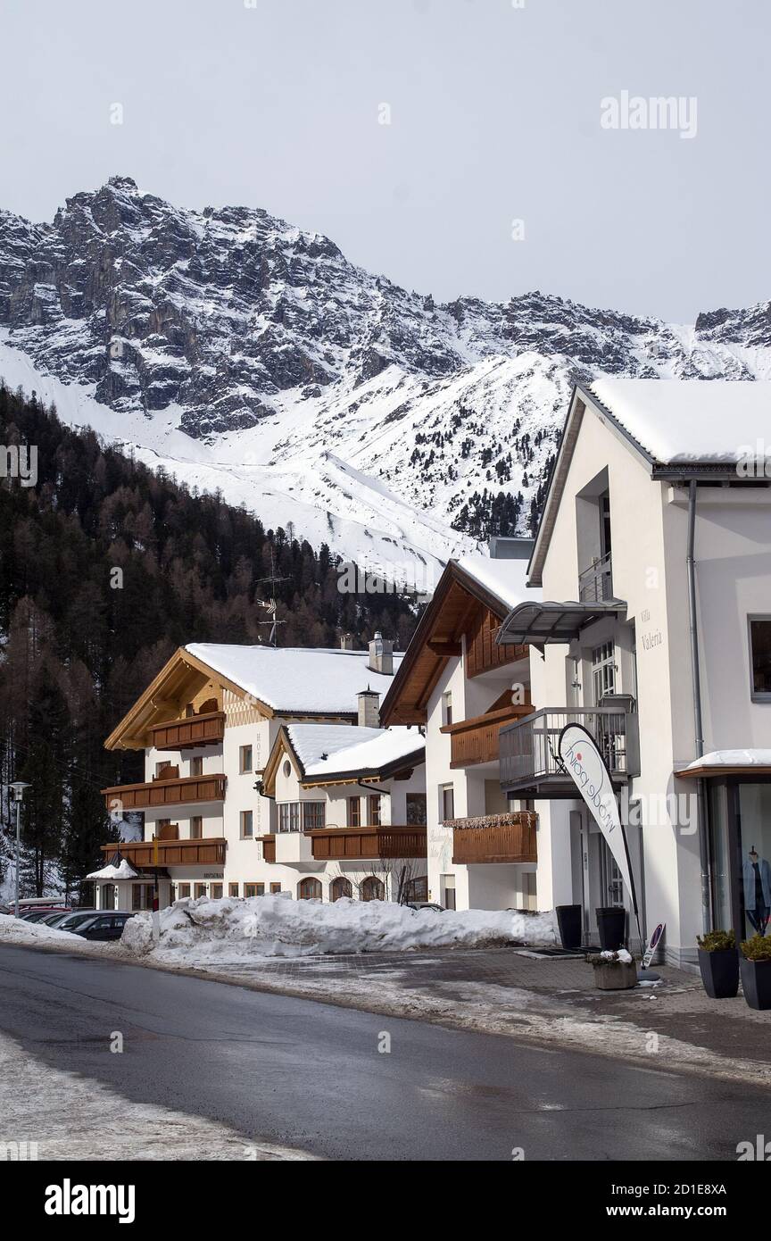 Sulden, Solda, Adige, Südtirol, Italien; Gästehäuser vor der Kulisse verschneiter Berge. Gästehäuser vor dem Hintergrund schneebedeckter Berge. Stockfoto