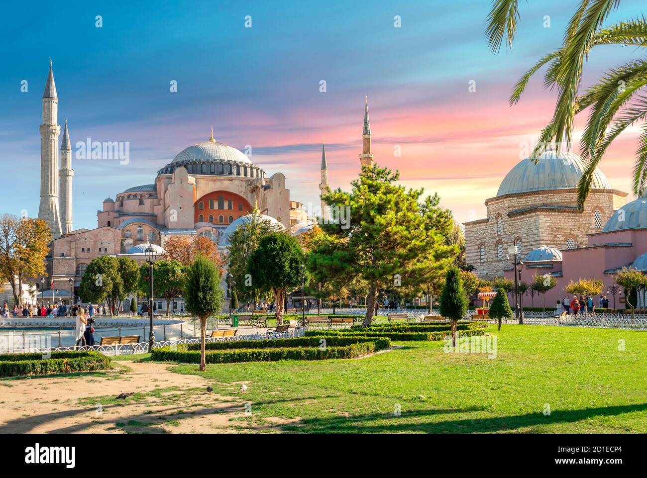 Die Hagia Sophia, einst eine Kirche, dann ein Museum und jetzt eine Moschee, wird bei Sonnenuntergang auf dem Sultanahmet Platz von der Sonne beleuchtet. Stockfoto