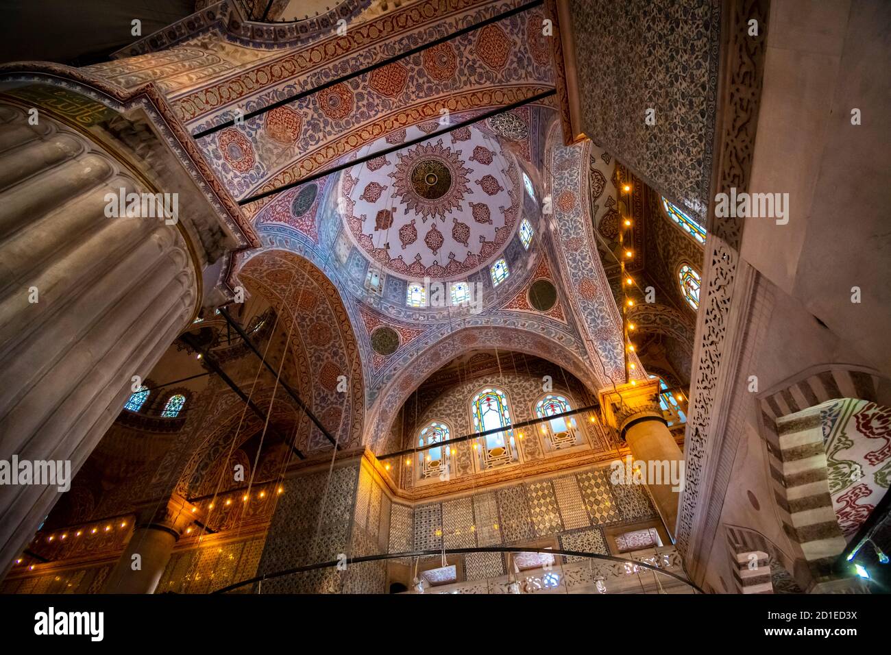 Die reich verzierte, farbenfrohes Interieur der Blauen Moschee im Stadtteil Sultanahmet in Istanbul, Türkei Stockfoto