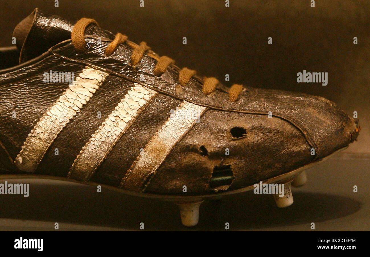 Adidas soccer shoe -Fotos und -Bildmaterial in hoher Auflösung – Alamy