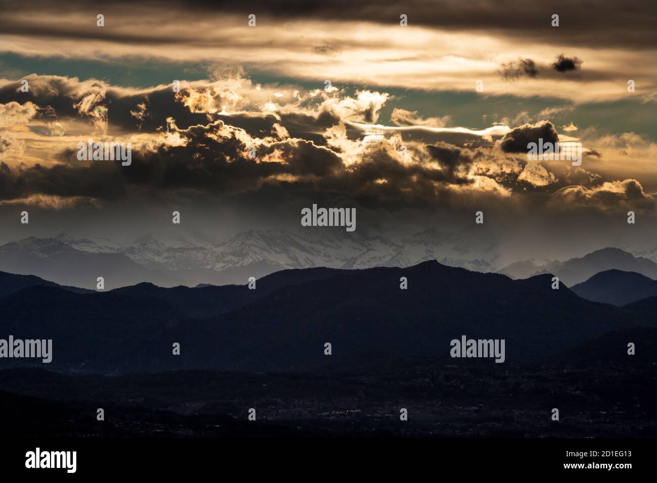 Die Sonnenuntergänge Wolken über der Landschaft von Brunate - Lago di Como Stockfoto