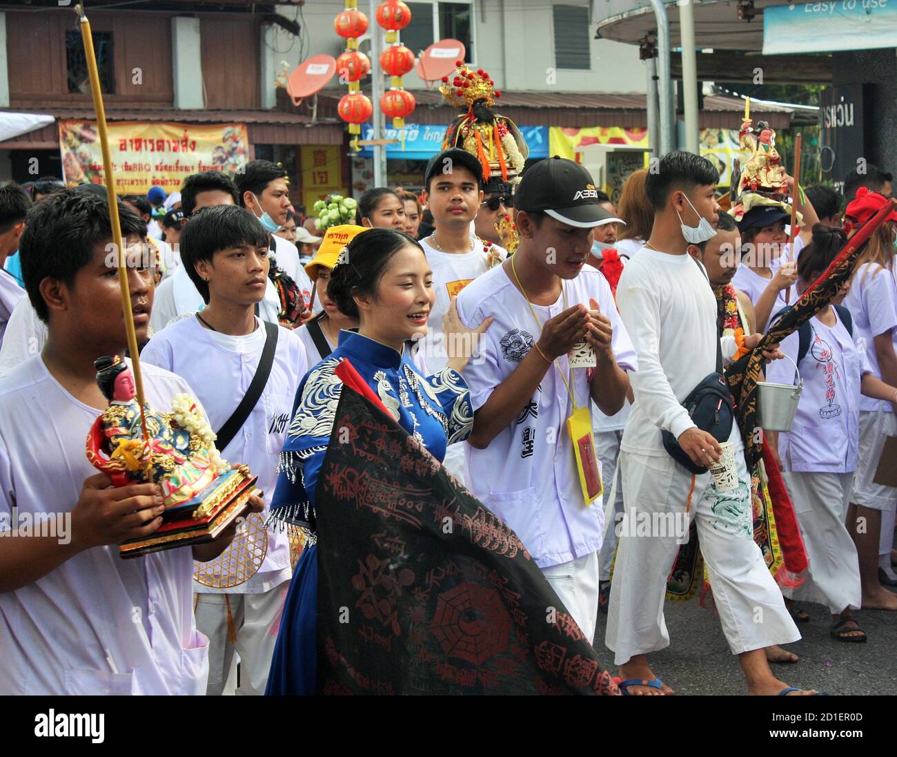 Phuket Stadt / Thailand - 7. Oktober 2019: Phuket Vegetarian Festival oder Nine Emperor Gods Festival Straßenzug, Parade der thailändischen chinesischen Anhänger Stockfoto