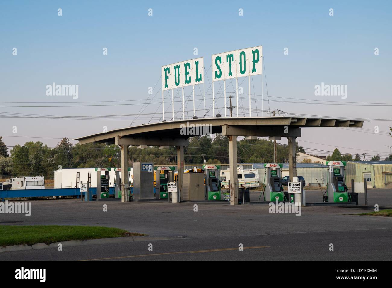 Idaho Falls, Idaho - 22. September 2020: Eine Sinclair Tankstelle namens Fuel Stop mit einem interessanten Vintage-Schild auf dem Dach Stockfoto