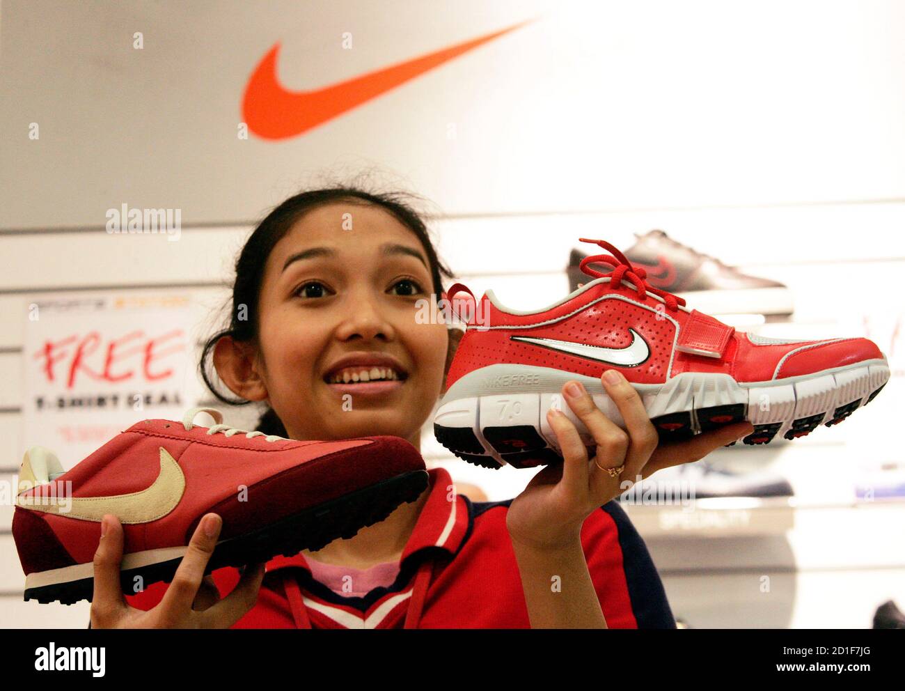 Ein indonesischer Arbeiter zeigt einem Kunden Nike Schuhe in einem  Einkaufszentrum in Jakarta am 17. Juli 2007. Der Sportswear-Riese Nike Inc.  Beabsichtigt, seine Nutzung Indonesiens als Produktionsdrehscheibe  auszuweiten, obwohl die US-Firma die