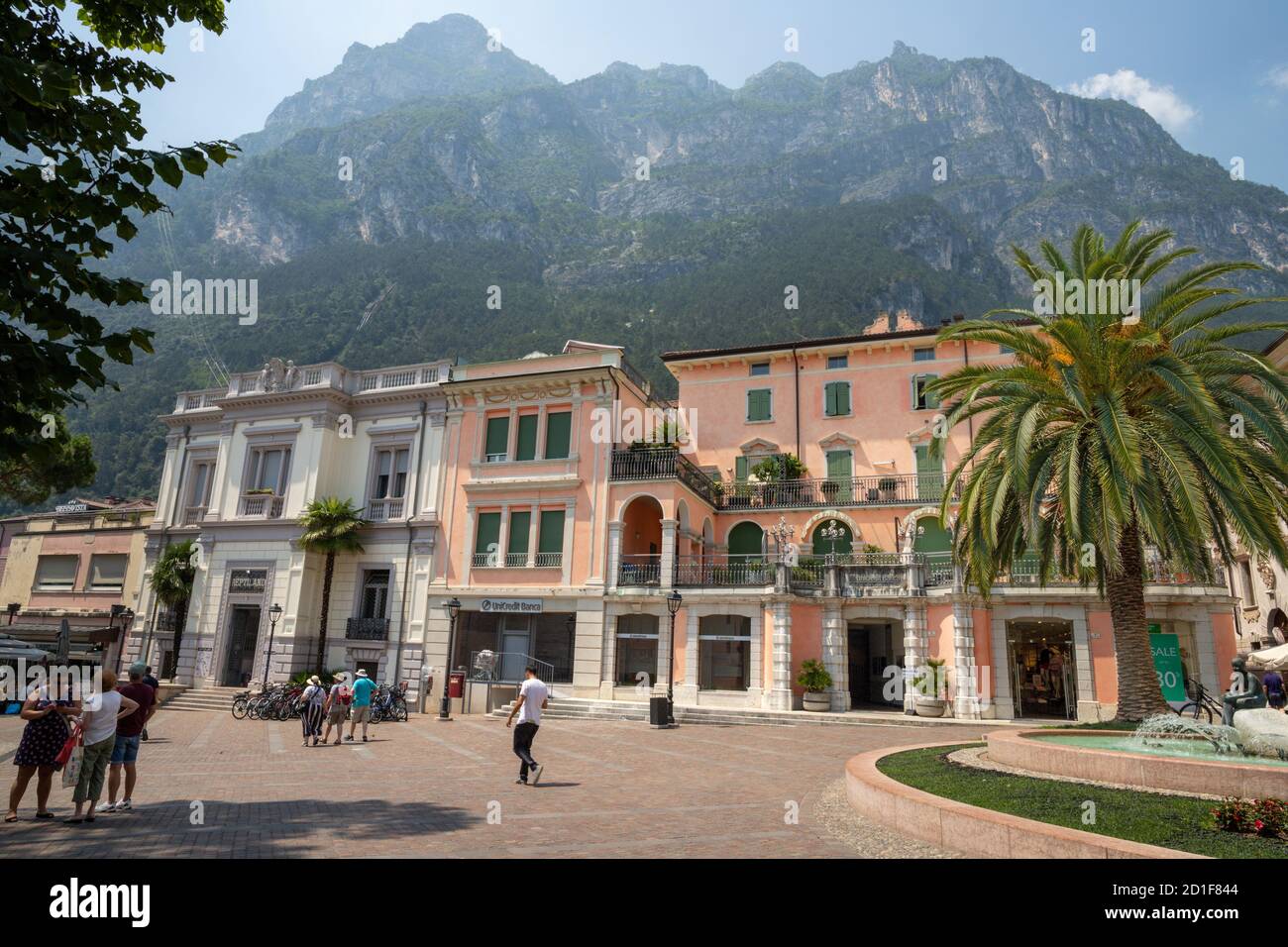 RIVA DEL GARDA, ITALIEN - 6. JUNI 2019: Der Platz mit den Alpen im Hintergrund. Stockfoto