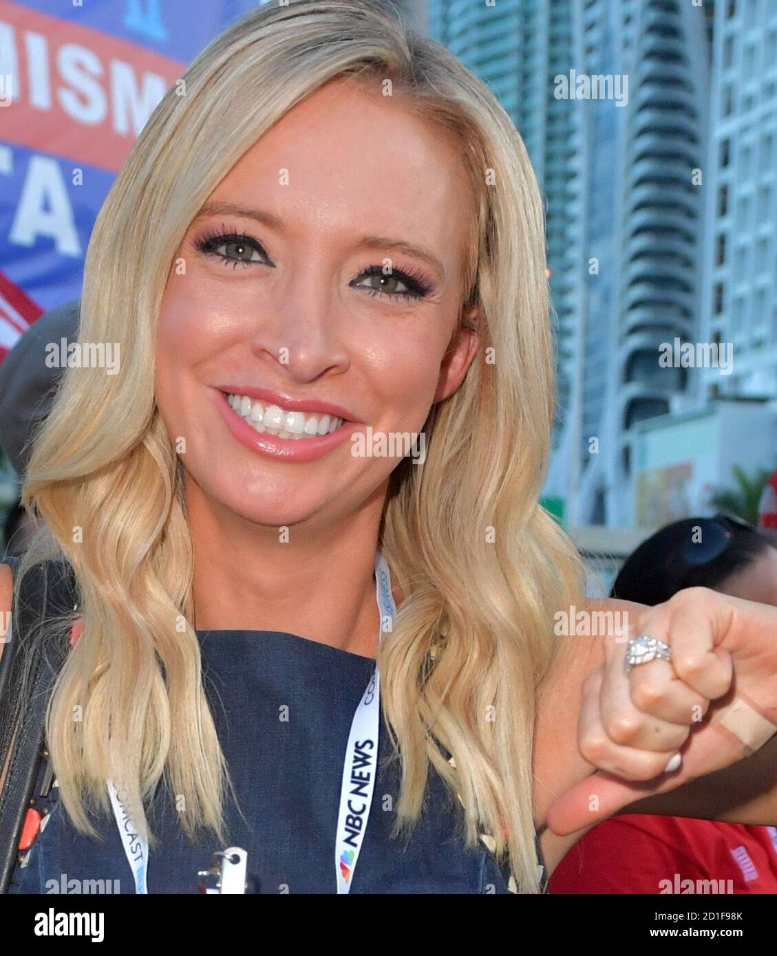 MIAMI, FLORIDA - 26. JUNI: (EXKLUSIVE BERICHTERSTATTUNG) Präsident Trumps neu ernannte Pressesprecher des Weißen Hauses Kayleigh McEnany schließt sich Demonstranten vor der ersten Debatte des demokratischen Präsidenten 2020 an, darunter New Yorker Polizisten, die gegen den New Yorker Bürgermeister Bill de Blasio protestieren. Ein Feld von 20 demokratischen Präsidentschaftskandidaten wurde in zwei Gruppen von 10 für die erste Debatte der Wahl 2020 aufgeteilt, die über zwei Nächte in der Knight Concert Hall des Adrienne Arsht Center for the Performing Arts of Miami-Dade County am 26. Juni 2019 in Miami stattfand, Florida Kredit: Hoo-me/MediaPu Stockfoto