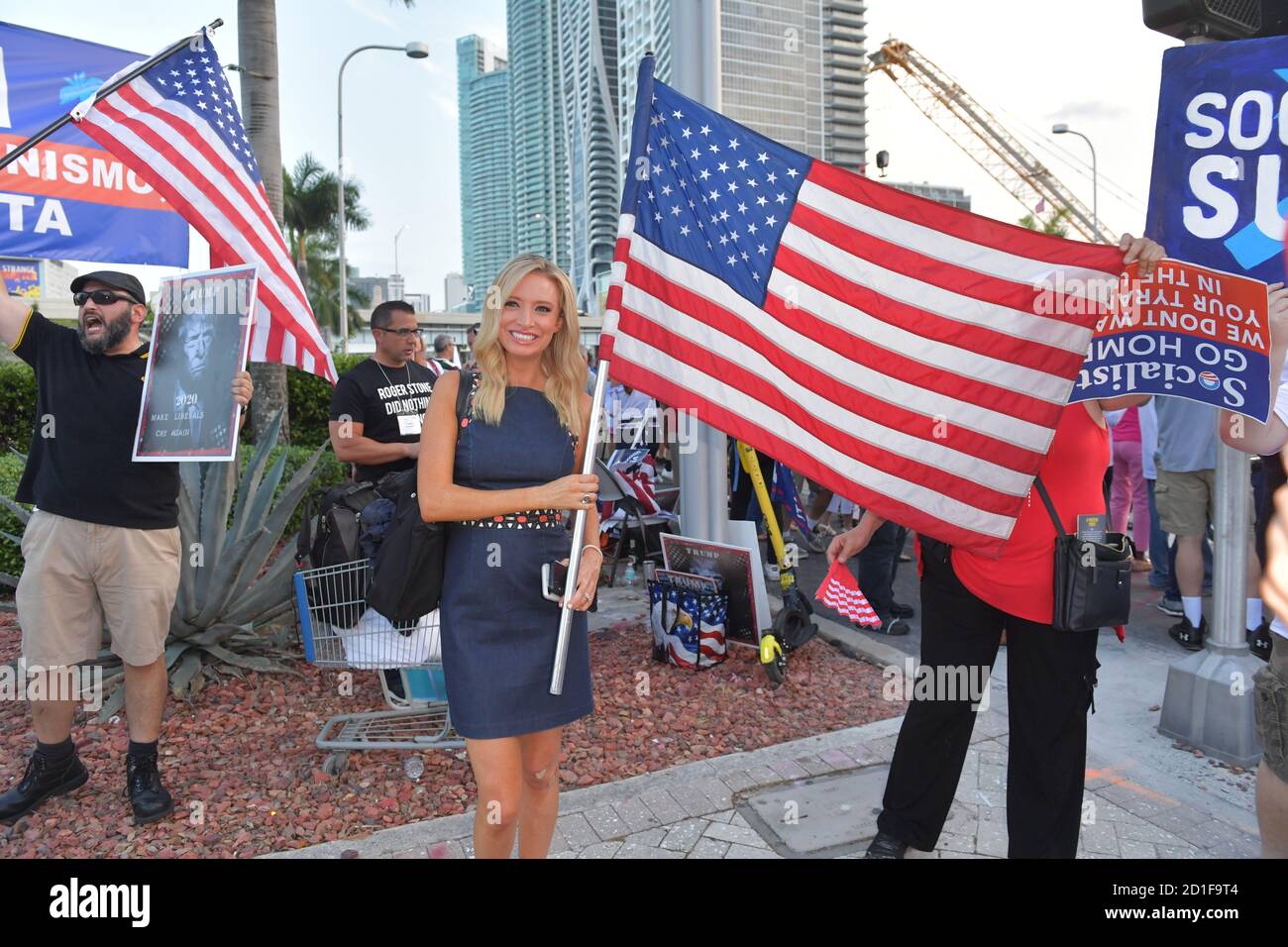 MIAMI, FLORIDA - 26. JUNI: (EXKLUSIVE BERICHTERSTATTUNG) Präsident Trumps neu ernannte Pressesprecher des Weißen Hauses Kayleigh McEnany schließt sich Demonstranten vor der ersten Debatte des demokratischen Präsidenten 2020 an, darunter New Yorker Polizisten, die gegen den New Yorker Bürgermeister Bill de Blasio protestieren. Ein Feld von 20 demokratischen Präsidentschaftskandidaten wurde in zwei Gruppen von 10 für die erste Debatte der Wahl 2020 aufgeteilt, die über zwei Nächte in der Knight Concert Hall des Adrienne Arsht Center for the Performing Arts of Miami-Dade County am 26. Juni 2019 in Miami stattfand, Florida Kredit: Hoo-me/MediaPu Stockfoto
