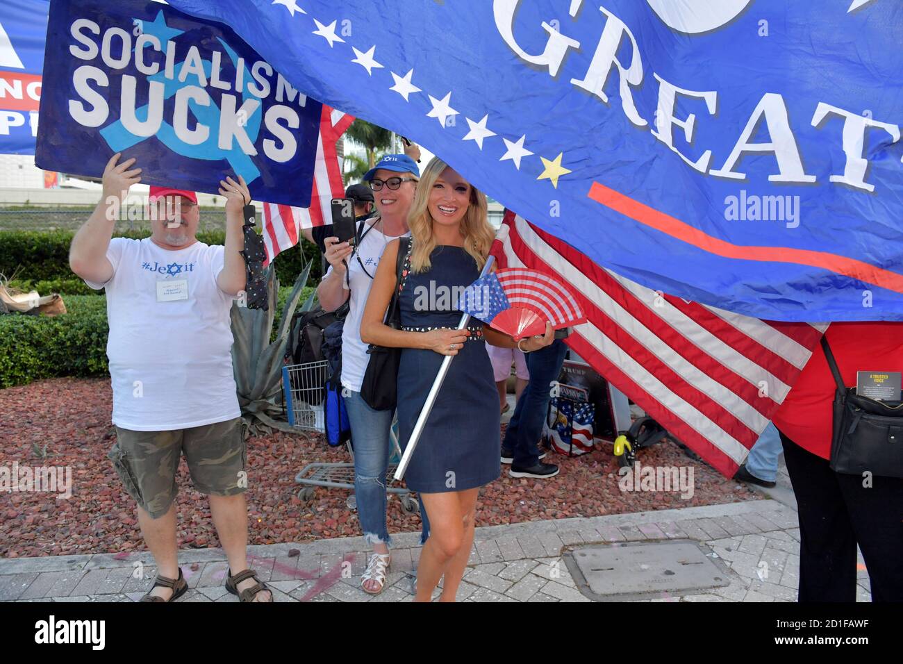 MIAMI, FLORIDA - 26. JUNI: (EXKLUSIVE BERICHTERSTATTUNG) Präsident Trumps neu ernannte Pressesprecher des Weißen Hauses Kayleigh McEnany schließt sich Demonstranten vor der ersten Debatte des demokratischen Präsidenten 2020 an, darunter New Yorker Polizisten, die gegen den New Yorker Bürgermeister Bill de Blasio protestieren. Ein Feld von 20 demokratischen Präsidentschaftskandidaten wurde in zwei Gruppen von 10 für die erste Debatte der Wahl 2020 aufgeteilt, die über zwei Nächte in der Knight Concert Hall des Adrienne Arsht Center for the Performing Arts of Miami-Dade County am 26. Juni 2019 in Miami stattfand, Florida Kredit: Hoo-me/MediaPu Stockfoto