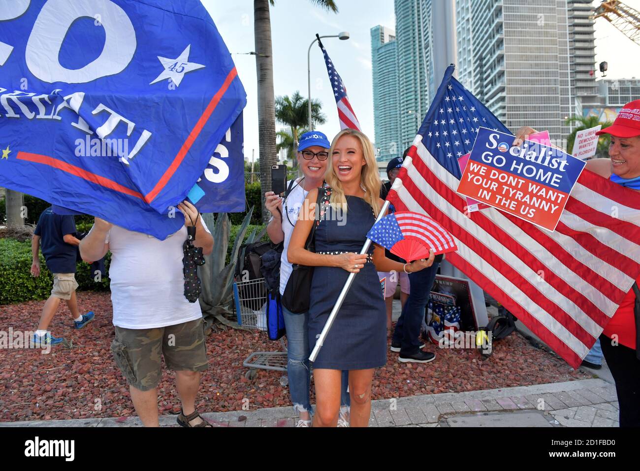 MIAMI, FLORIDA - 26. JUNI: (EXKLUSIVE BERICHTERSTATTUNG) Präsident Trumps neu ernannte Pressesprecher des Weißen Hauses Kayleigh McEnany schließt sich Demonstranten vor der ersten Debatte des demokratischen Präsidenten 2020 an, darunter New Yorker Polizisten, die gegen den New Yorker Bürgermeister Bill de Blasio protestieren. Ein Feld von 20 demokratischen Präsidentschaftskandidaten wurde in zwei Gruppen von 10 für die erste Debatte der Wahl 2020 aufgeteilt, die über zwei Nächte in der Knight Concert Hall des Adrienne Arsht Center for the Performing Arts of Miami-Dade County am 26. Juni 2019 in Miami stattfand, Florida Kredit: Hoo-me/MediaPu Stockfoto