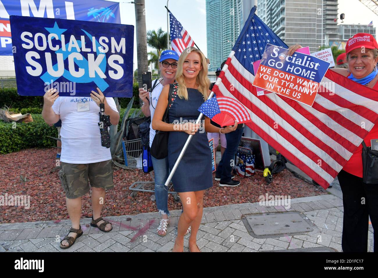 MIAMI, FLORIDA - 26. JUNI: (EXKLUSIVE BERICHTERSTATTUNG) Präsident Trumps neu ernannte Pressesprecher des Weißen Hauses Kayleigh McEnany schließt sich Demonstranten vor der ersten Debatte des demokratischen Präsidenten 2020 an, darunter New Yorker Polizisten, die gegen den New Yorker Bürgermeister Bill de Blasio protestieren. Ein Feld von 20 demokratischen Präsidentschaftskandidaten wurde in zwei Gruppen von 10 für die erste Debatte der Wahl 2020 aufgeteilt, die über zwei Nächte in der Knight Concert Hall des Adrienne Arsht Center for the Performing Arts of Miami-Dade County am 26. Juni 2019 in Miami stattfand, Florida Kredit: Hoo-me/MediaPu Stockfoto