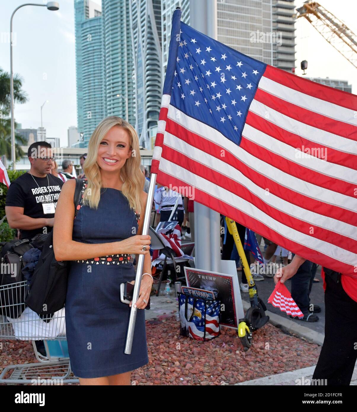 MIAMI, FLORIDA - 26. JUNI: (EXKLUSIVE BERICHTERSTATTUNG) Präsident Trumps neu ernannte Pressesprecher des Weißen Hauses Kayleigh McEnany schließt sich Demonstranten vor der ersten Debatte des demokratischen Präsidenten 2020 an, darunter New Yorker Polizisten, die gegen den New Yorker Bürgermeister Bill de Blasio protestieren. Ein Feld von 20 demokratischen Präsidentschaftskandidaten wurde in zwei Gruppen von 10 für die erste Debatte der Wahl 2020 aufgeteilt, die über zwei Nächte in der Knight Concert Hall des Adrienne Arsht Center for the Performing Arts of Miami-Dade County am 26. Juni 2019 in Miami stattfand, Florida Kredit: Hoo-me/MediaPu Stockfoto