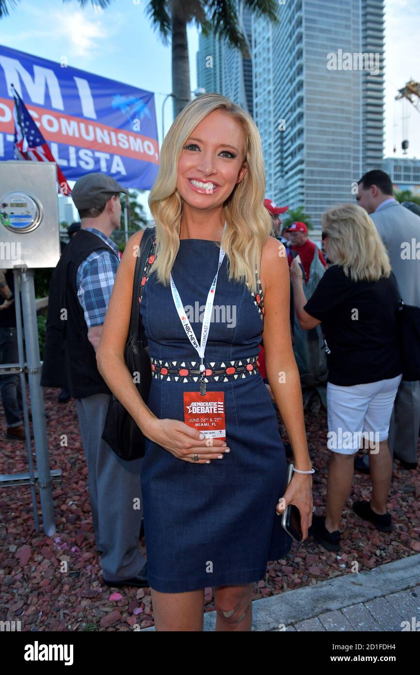 MIAMI, FLORIDA - 26. JUNI: (EXKLUSIVE BERICHTERSTATTUNG) Präsident Trumps neu ernannte Pressesprecher des Weißen Hauses Kayleigh McEnany schließt sich Demonstranten vor der ersten Debatte des demokratischen Präsidenten 2020 an, darunter New Yorker Polizisten, die gegen den New Yorker Bürgermeister Bill de Blasio protestieren. Ein Feld von 20 demokratischen Präsidentschaftskandidaten wurde in zwei Gruppen von 10 für die erste Debatte der Wahl 2020 aufgeteilt, die über zwei Nächte in der Knight Concert Hall des Adrienne Arsht Center for the Performing Arts of Miami-Dade County am 26. Juni 2019 in Miami stattfand, Florida Kredit: Hoo-me/MediaPu Stockfoto