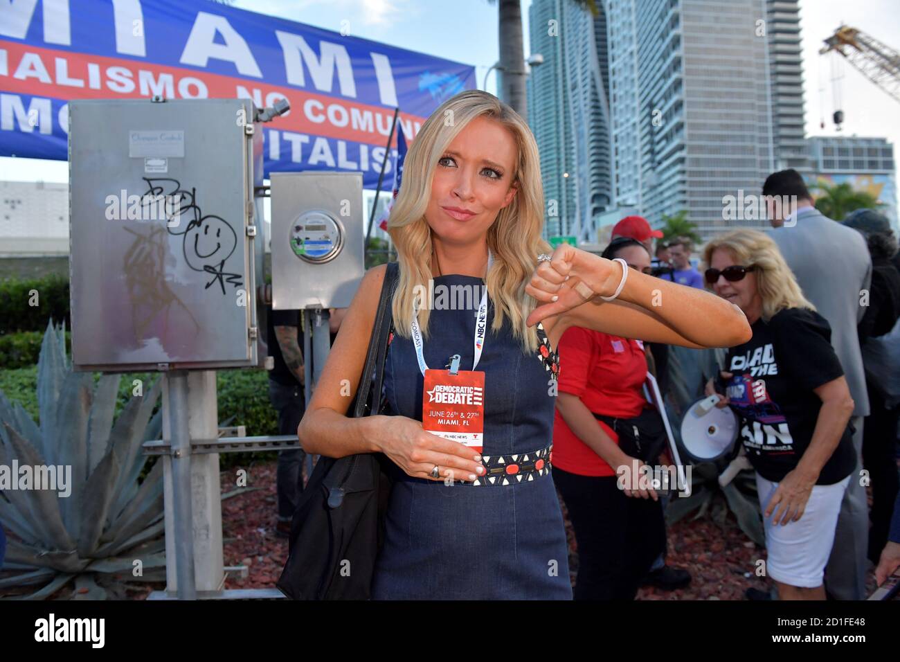 MIAMI, FLORIDA - 26. JUNI: (EXKLUSIVE BERICHTERSTATTUNG) Präsident Trumps neu ernannte Pressesprecher des Weißen Hauses Kayleigh McEnany schließt sich Demonstranten vor der ersten Debatte des demokratischen Präsidenten 2020 an, darunter New Yorker Polizisten, die gegen den New Yorker Bürgermeister Bill de Blasio protestieren. Ein Feld von 20 demokratischen Präsidentschaftskandidaten wurde in zwei Gruppen von 10 für die erste Debatte der Wahl 2020 aufgeteilt, die über zwei Nächte in der Knight Concert Hall des Adrienne Arsht Center for the Performing Arts of Miami-Dade County am 26. Juni 2019 in Miami stattfand, Florida Kredit: Hoo-me/MediaPu Stockfoto