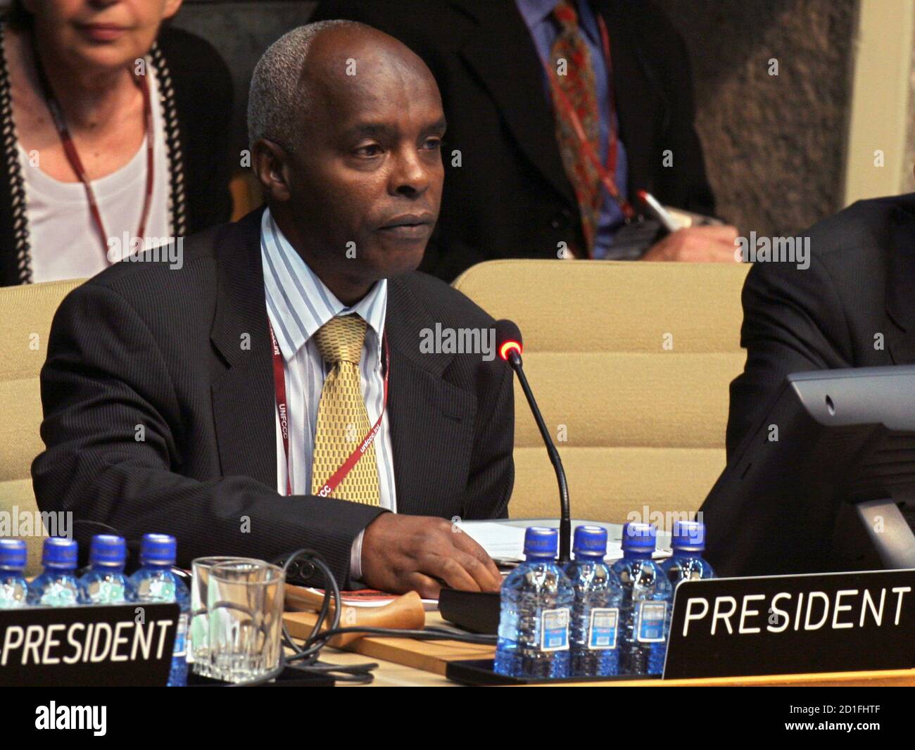 Die kenianische Umweltministerin Kivutha Kibwana spricht vor den Delegierten während der Eröffnungszeremonie für die jährlichen UN-Gespräche vom 6. November 6-17 in den Büros der Vereinten Nationen in Nairobi, 6. November 2006. Kenia sagte, dass Milliarden der ärmsten Menschen der Welt von der globalen Erwärmung bedroht seien, und forderte am Montag eine Konferenz mit 189 Nationen auf, mehr zu tun, um den Klimawandel zu bekämpfen und Afrika zu helfen. REUTERS/Thomas Mukoya (KENIA) Stockfoto
