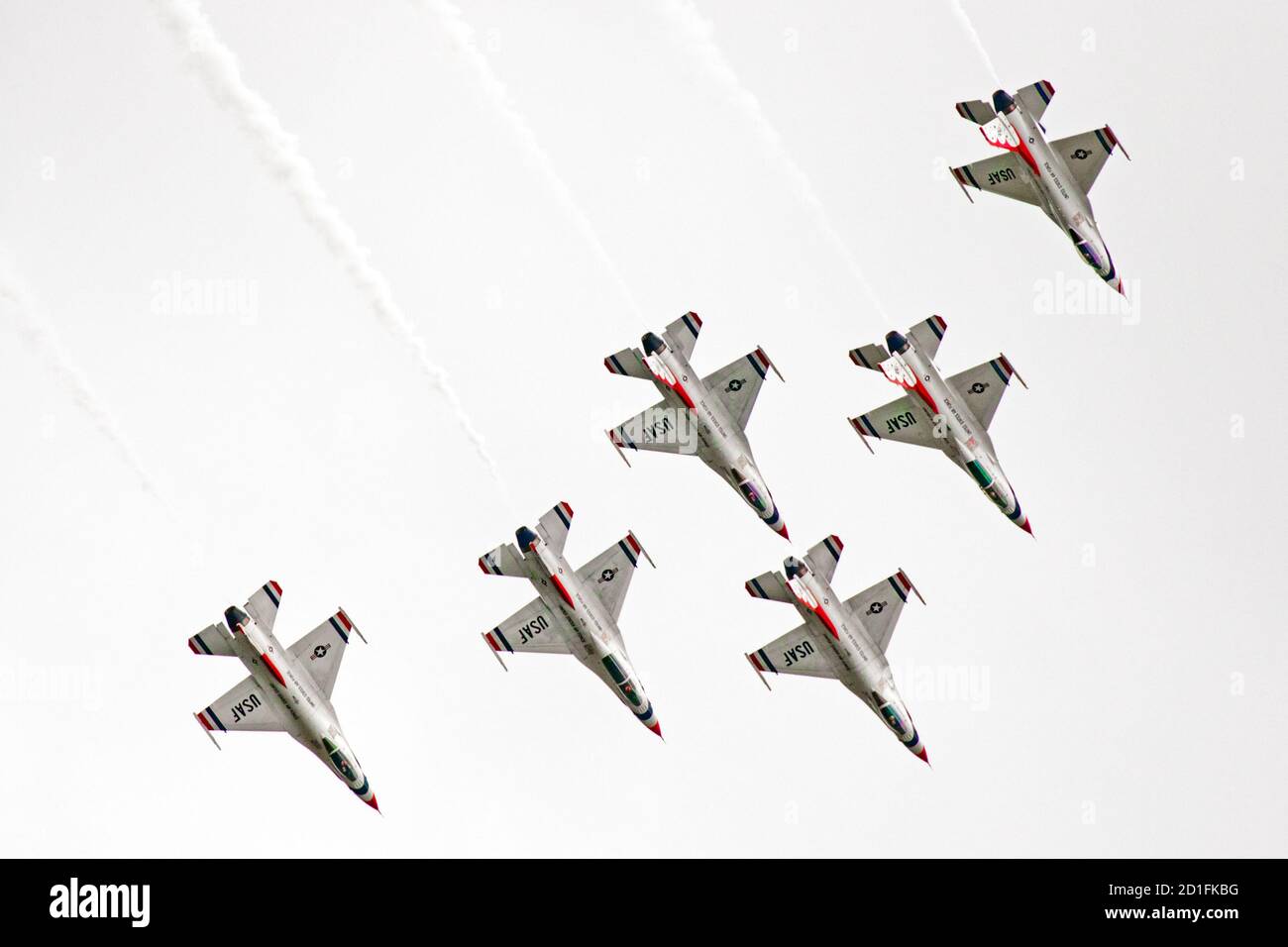 Eine sechs-Flugzeug-Formation der United States Air Force (USAF) Thunderbirds Teilnahme an Airshow London Skydrive 2020. Stockfoto