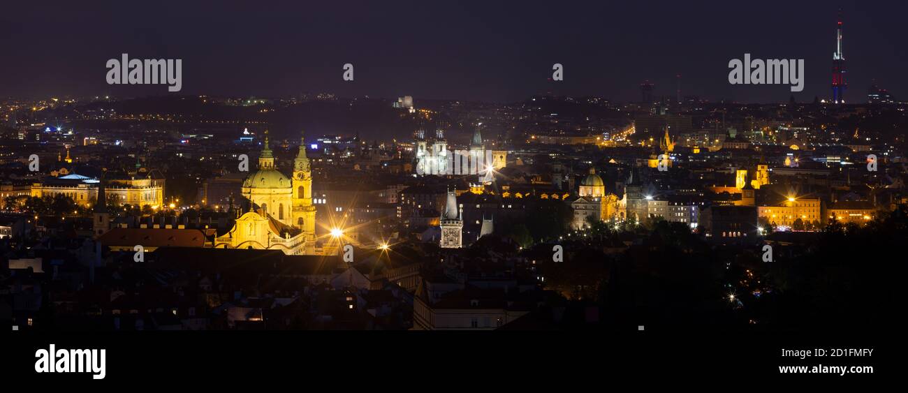 Prag - das Panorama der Stadt mit der Karlsbrücke und der Altstadt bei Nacht. Stockfoto