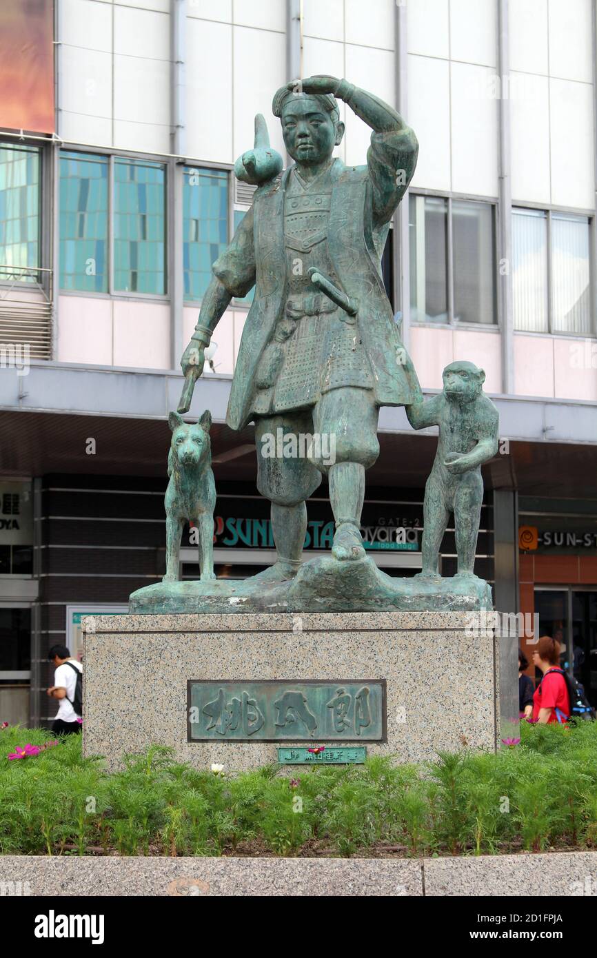 Nahaufnahme der Statue von Momotaro vor der Okayama Station. Aufgenommen im August 2019. Stockfoto