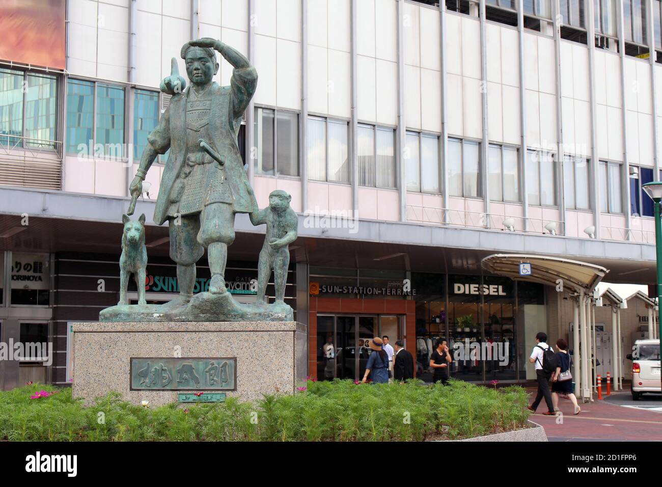 Nahaufnahme der Statue von Momotaro vor der Okayama Station. Aufgenommen im August 2019. Stockfoto