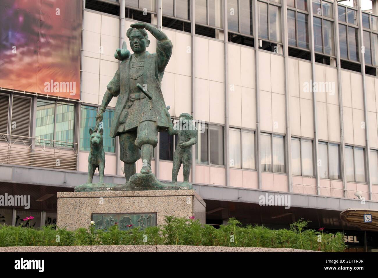 Statue von Momotaro vor der Okayama Station. Aufgenommen im August 2019. Stockfoto