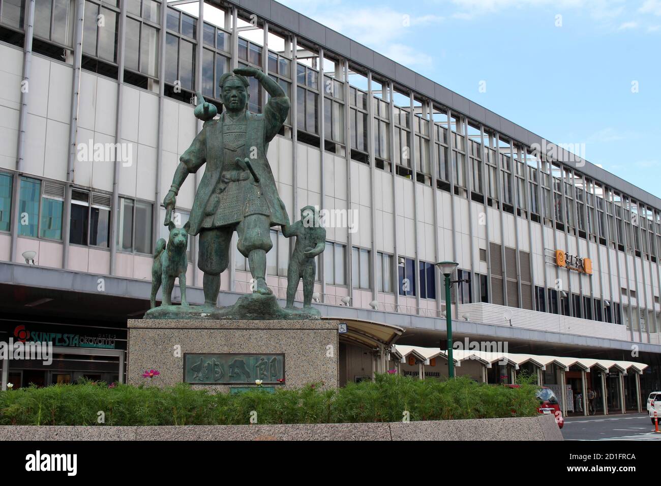 Statue von Momotaro vor der Okayama Station. Aufgenommen im August 2019. Stockfoto