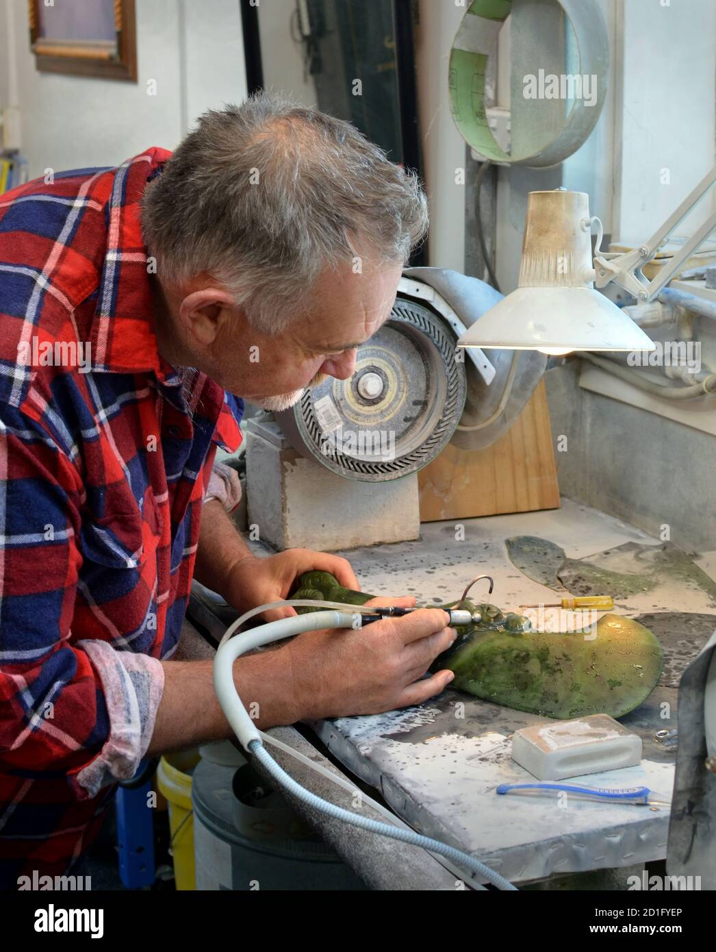 Kaniere, Neuseeland - 30. September 2020: Schnitzerei einer Greenstone-Mere in Kaniere, nahe Hokitika an der Westküste Neuseelands. Stockfoto