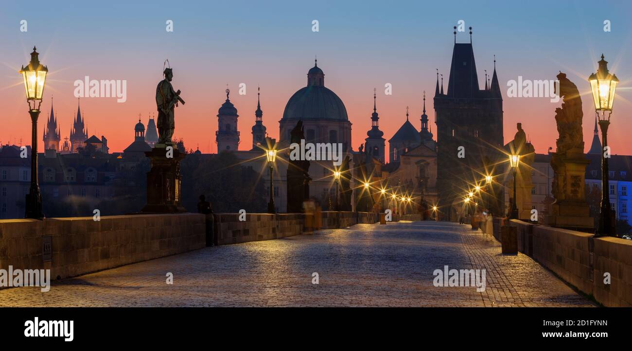 Prag - die Karlsbrücke am Morgen. Stockfoto