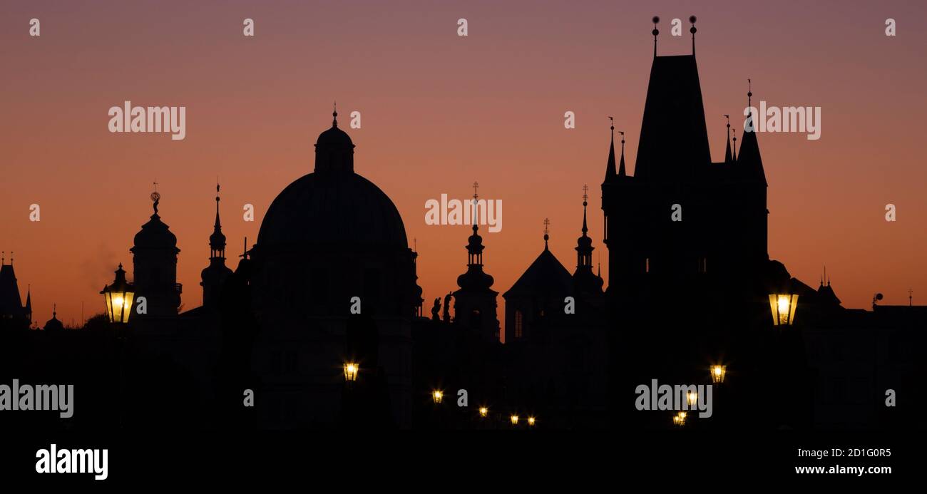 Praghe - Die Karlsbrücke Silhouette in den Sonnenaufgang. Stockfoto