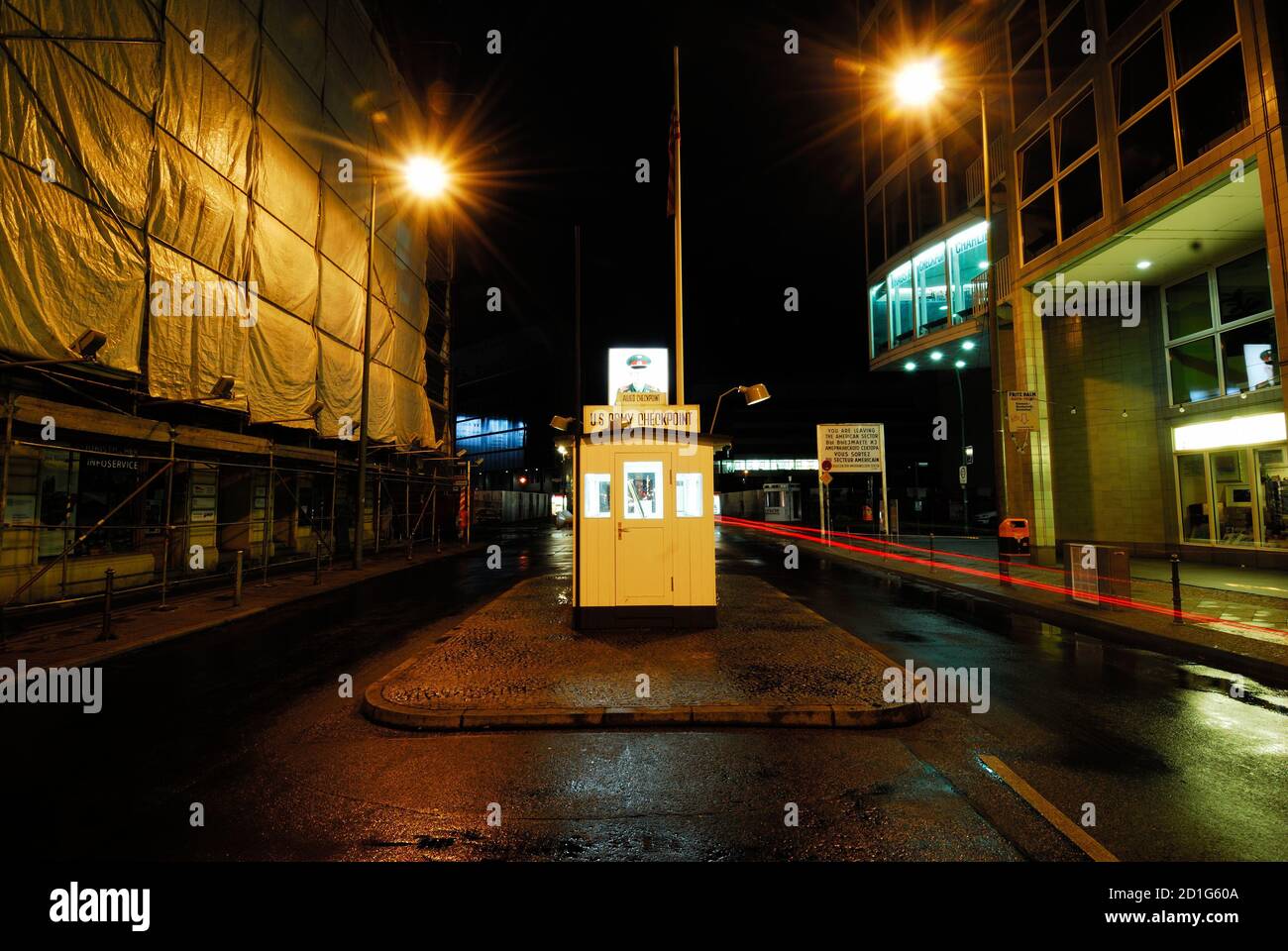 Checkpoint Charlie am Abend, Friedrichstraße, Nacht, Mauer, Grenze, historisch, berlin, deutschland, europa,Foto Kazimierz Jurewicz, Checkpoint Charlie, Friedrichstraße, Berlin Stockfoto