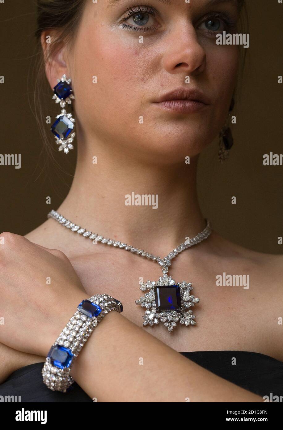 Ein Modell zeigt Saphiren und Diamanten Armband, Halskette und Ohrringe, die von Harry Winston während einer Auktionsvorschau bei Sothebys in Genf 6. Mai 2009. Die Juwelen werden 12 Mai in den Verkauf gehen und werden voraussichtlich um einige $ 450.000 für $ 650.000, $ 500.000 bis $ 800.000 und $ 320.000 bis $ 520.000 zu holen. REUTERS/Denis Balibouse (Schweiz Unterhaltung SOCIETY) Stockfoto
