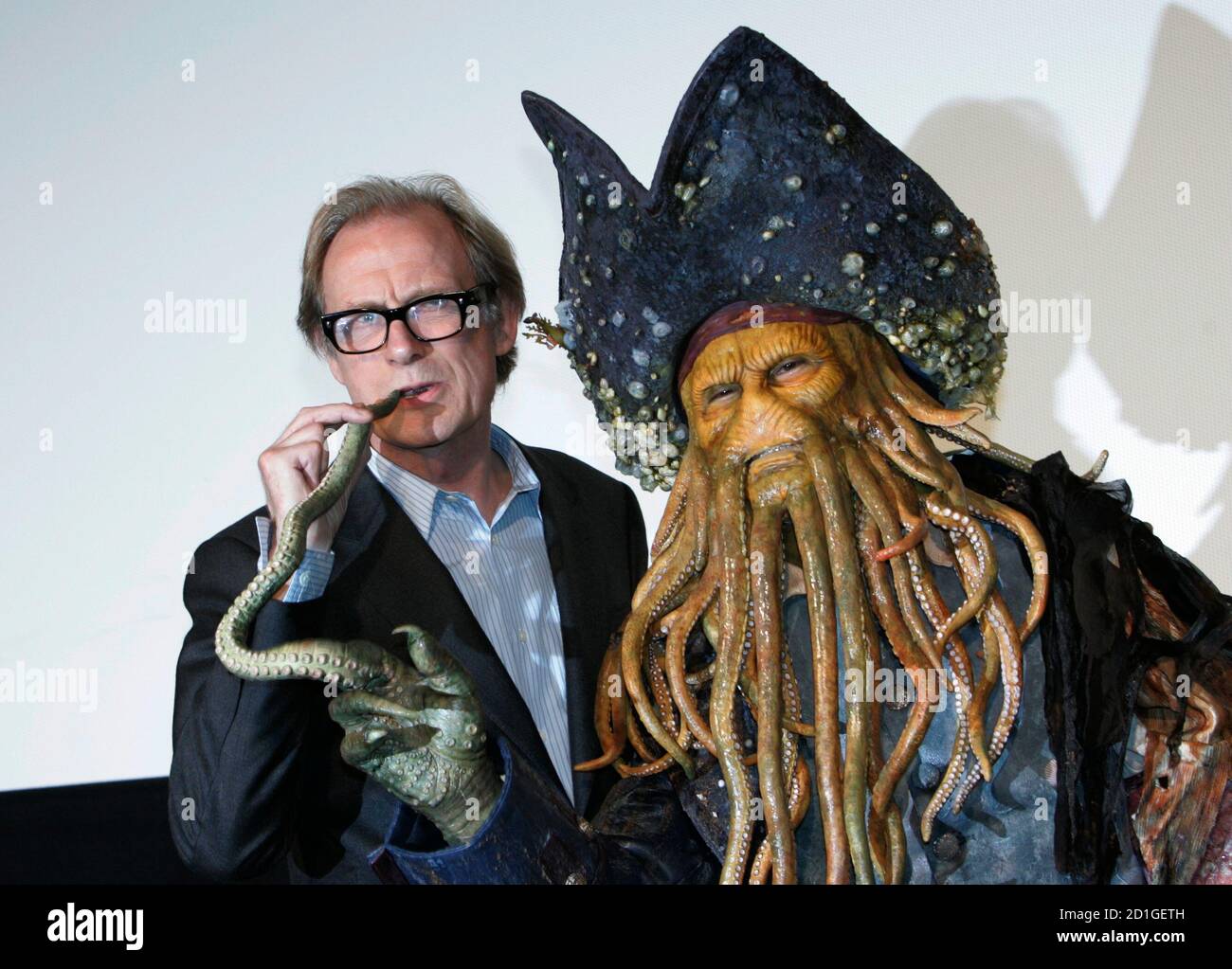 Schauspieler Bill Nighy (L) Wer spielte eine Rolle der "Davy Jones", eine Figur aus "Fluch der