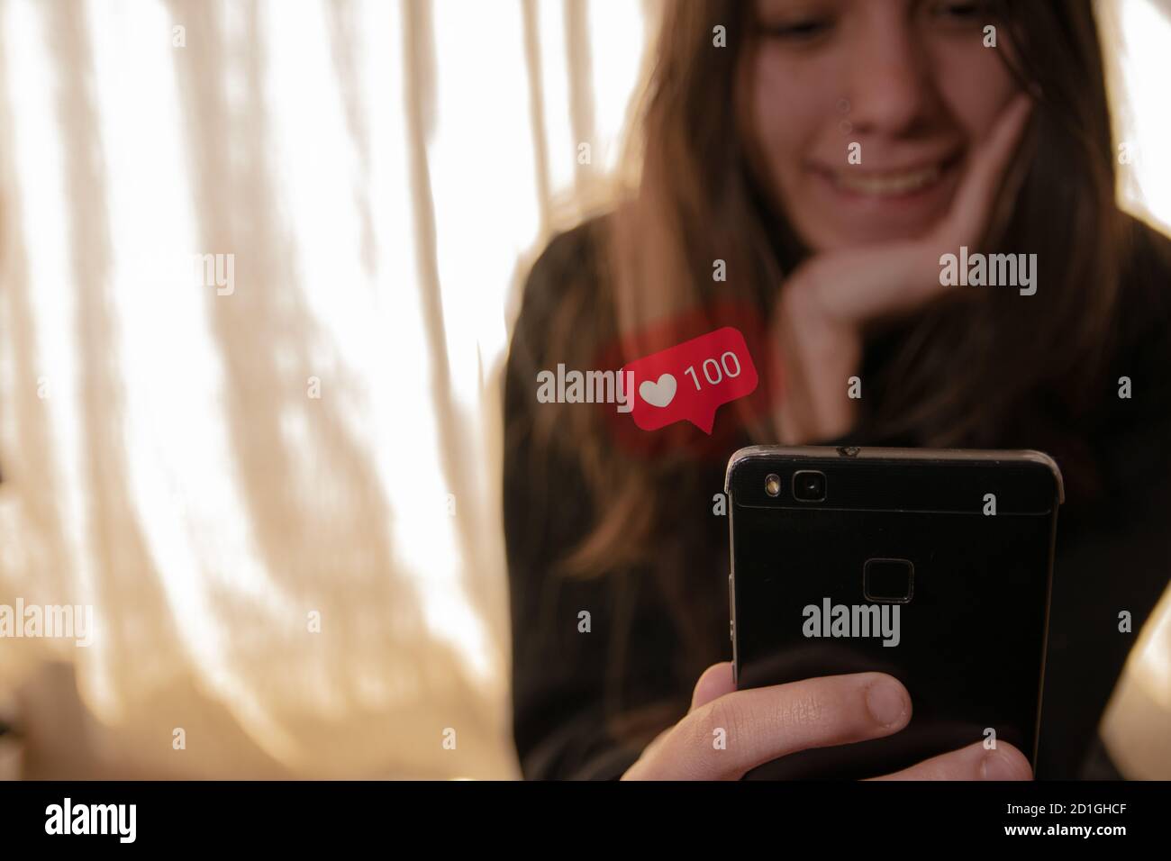 Schwarze Smartphone- und Zählerbenachrichtigung, hundert „Gefällt mir“ in sozialen Medien Stockfoto