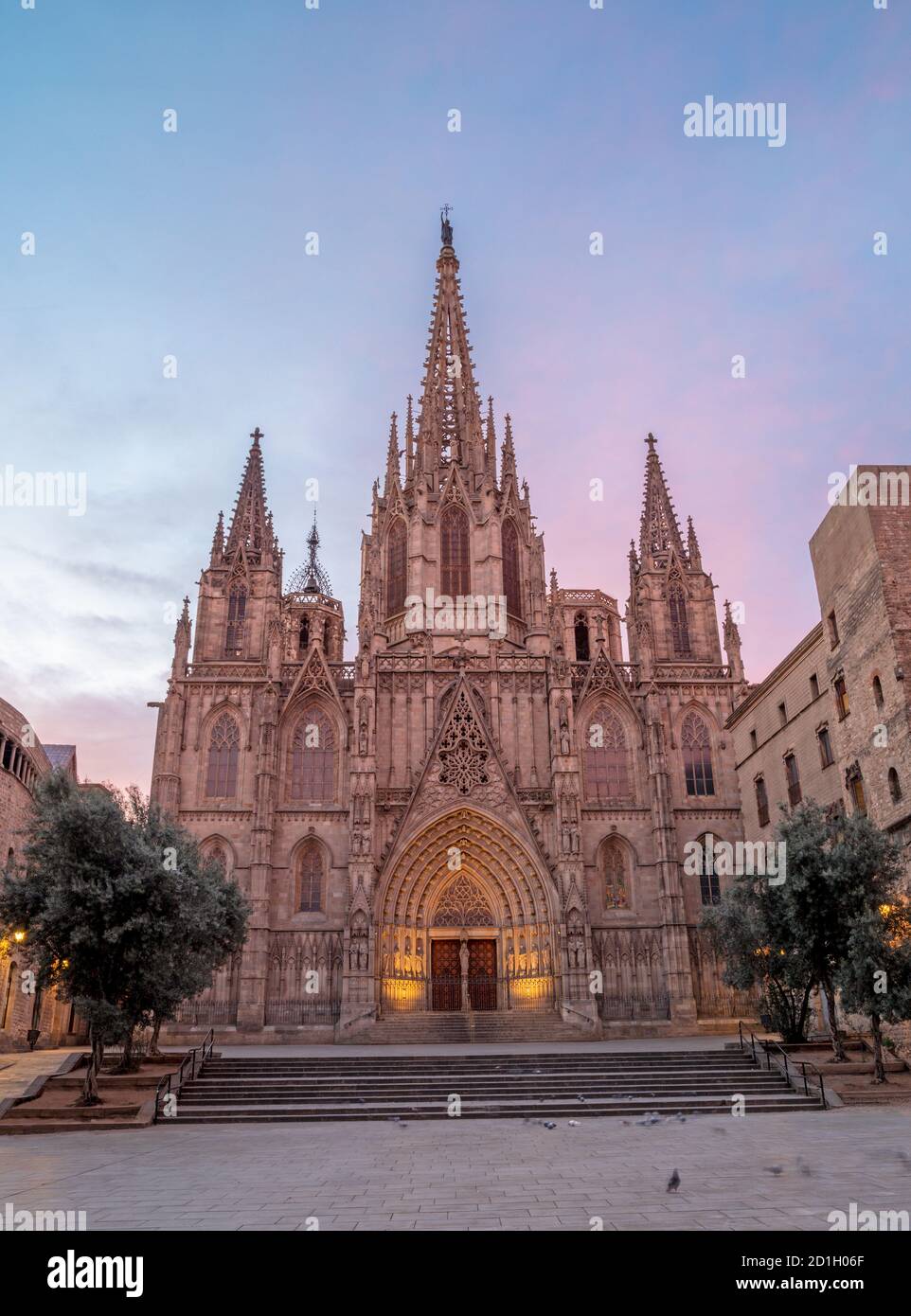 Barcelona - die Fassade der alten gotischen Kathedrale des Heiligen Kreuzes und der Heiligen Eulalia in der Dämmerung. Stockfoto