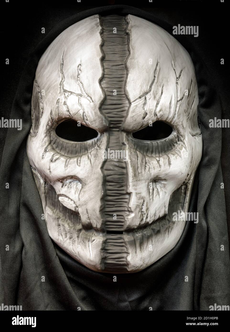 Tod Haube Maske Mit Gesicht Gerissen Die Mitte Isoliert Auf schwarzem Hintergrund Stockfoto