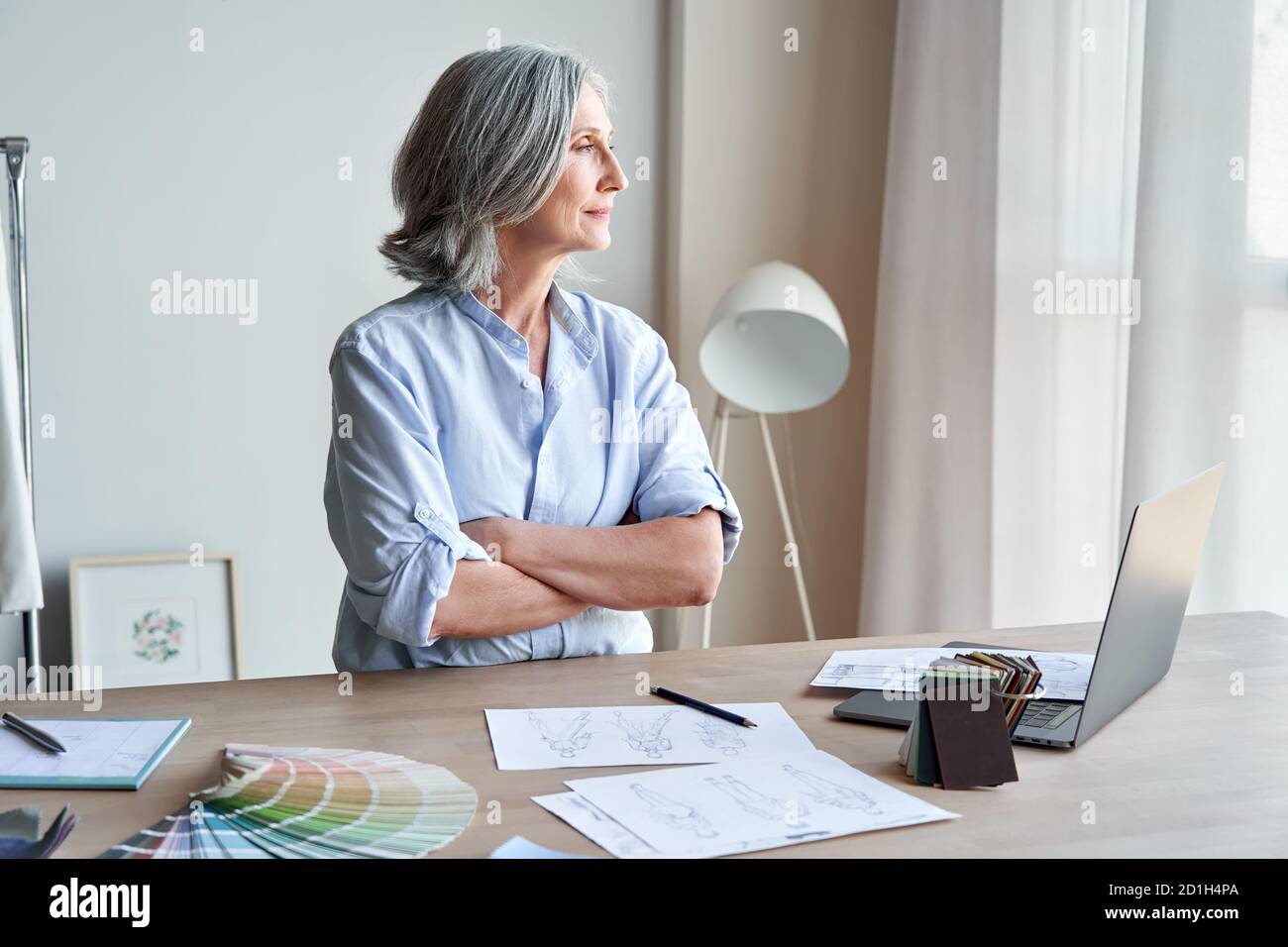 Stilvolle elegante reife Frau Modedesignerin Denken auf neue kreative Ideen. Stockfoto
