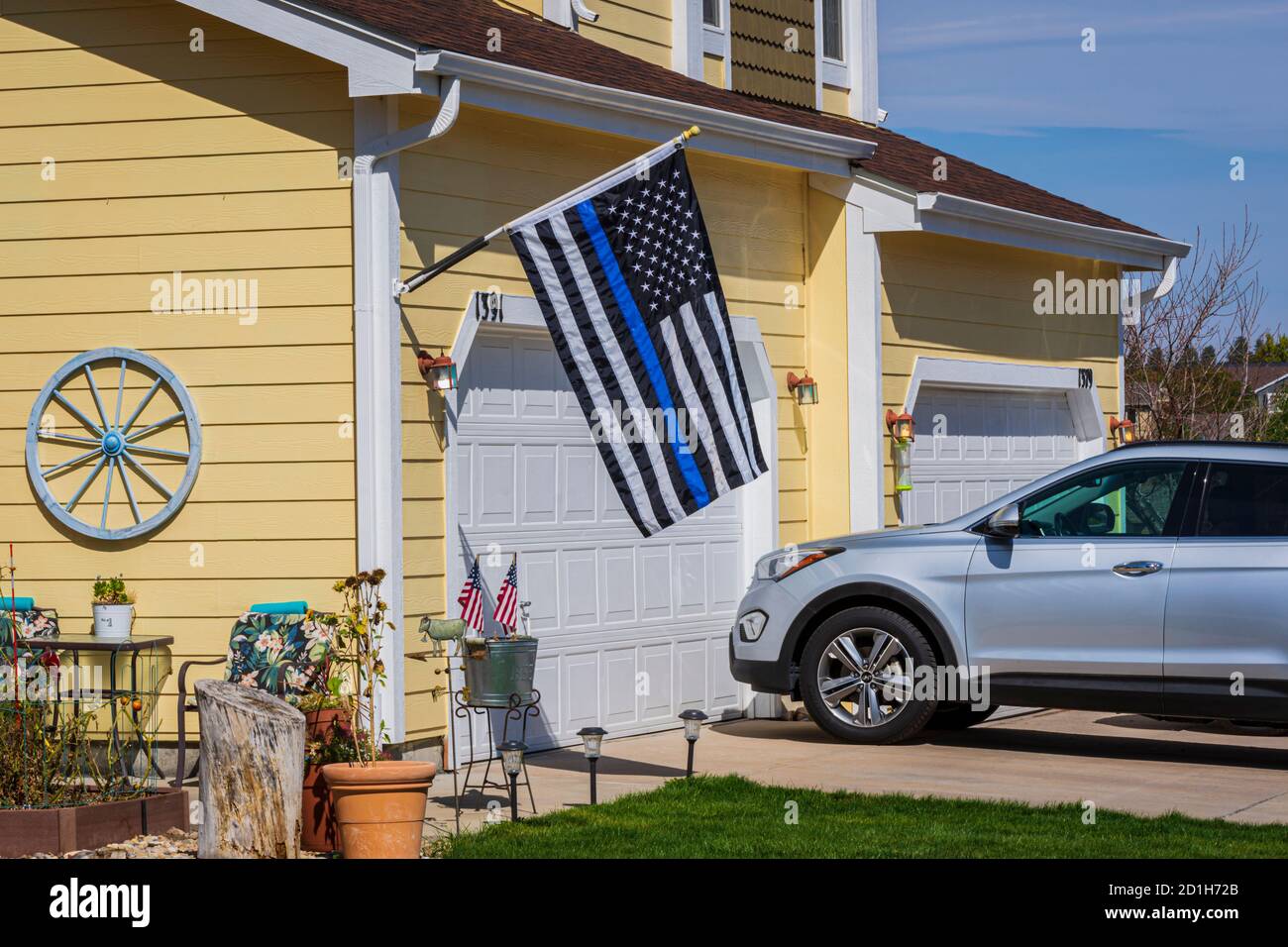 US-amerikanische Flagge hat schwarzen Hintergrund, der tapfere Männer und Frauen ehrt, die gestorben sind. Die blaue Linie ist zu Ehren der Polizei, Castle Rock Colorado USA. Stockfoto