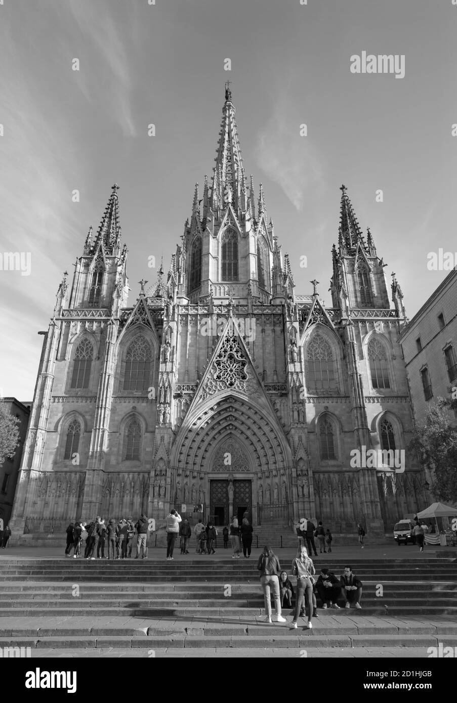 BARCELONA, SPANIEN - 4. MÄRZ 2020: Das Portal der Kathedrale des Heiligen Kreuzes und St. Eulalia. Stockfoto