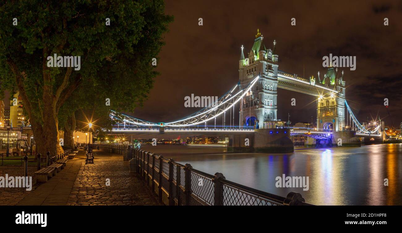 London - die Tower Bridge und die Promenade bei Nacht. Stockfoto