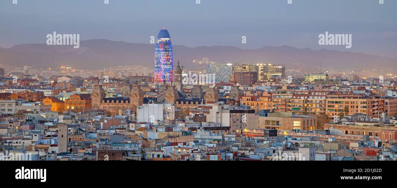 Barcelona - das Stadtzentrum in der Abenddämmerung. Stockfoto