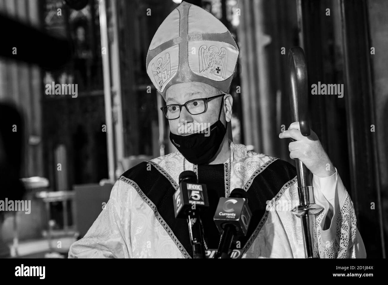 Kardinal Timothy Dolan spricht zu den Medien, nachdem die NYPD-Messe zu Ehren der an COVID-19 verstorbenen Mitglieder in der St. Patrick's Cathedral zelebriert wurde. Bisher starben 46 Mitglieder der NYPD während einer Pandemie, und viele von ihnen erhielten aufgrund von Pandemiebeschränkungen keine angemessene Beerdigung. Fast 20% der NYPD-Mitglieder waren während der Pandemie in der Stadt an Coronaviren erkrankt. Kardinal Timothy Dolan leitete die Messe. Bürgermeister Bill de Blasio und polizeikommissar Dermot Shea sprechen. Das Bild wurde aus der Originalfarbe in Schwarzweiß konvertiert. (Foto von Lev Radin/Pacific Press) Stockfoto