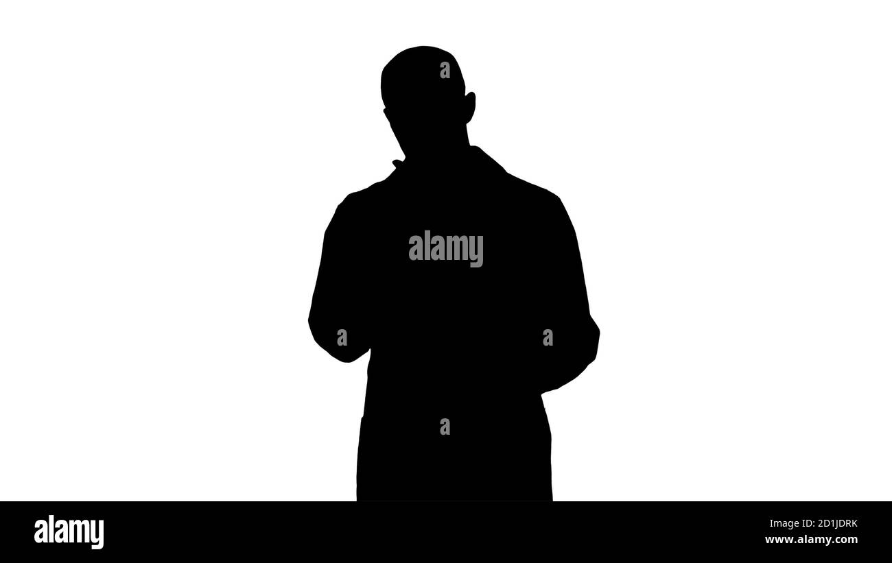 Silhouette Arzt untersucht eine Lunge Radiographie beim Gehen. Stockfoto